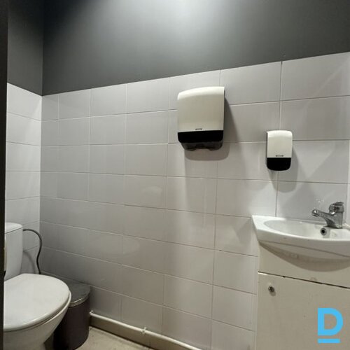 Izīrē veikalu telpas Barona iela 15