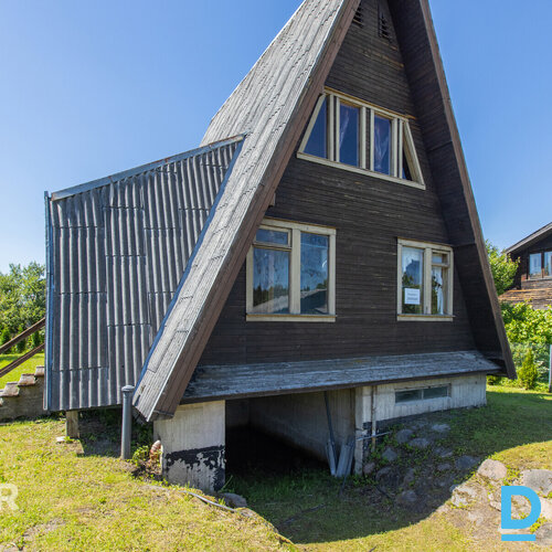 Pārdošanā saulaina divstāvu vasarnīca ar iekoptu zemes gabalu.Mājas pamats no le