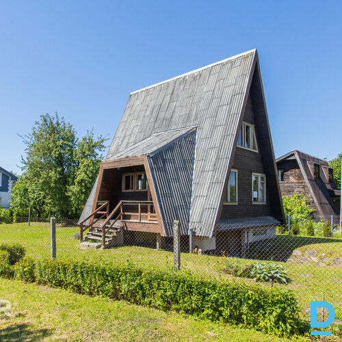 Pārdošanā saulaina divstāvu vasarnīca ar iekoptu zemes gabalu.Mājas pamats no le