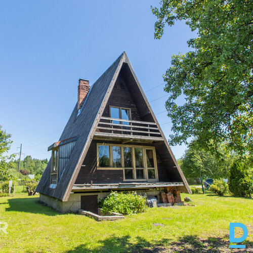 Pārdošanā saulaina divstāvu vasarnīca ar iekoptu zemes gabalu.Mājas pamats no le