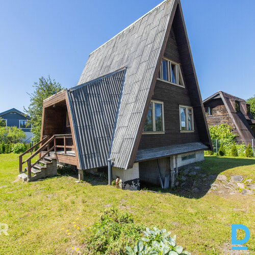 Pārdošanā saulaina divstāvu vasarnīca ar iekoptu zemes gabalu.Mājas pamats no le