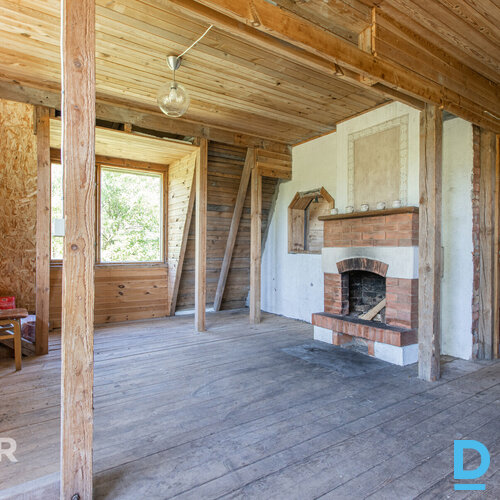 Pārdošanā saulaina divstāvu vasarnīca ar iekoptu zemes gabalu.Mājas pamats no le