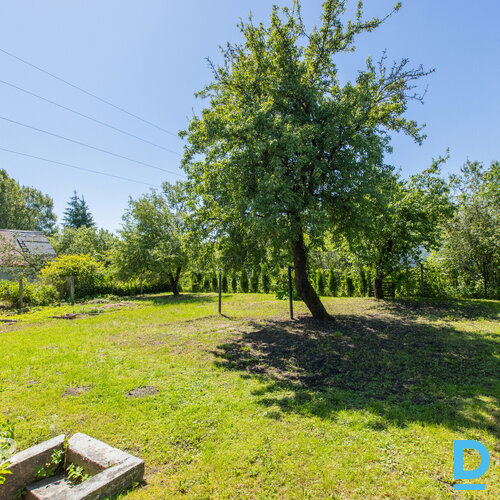 Pārdošanā saulaina divstāvu vasarnīca ar iekoptu zemes gabalu.Mājas pamats no le