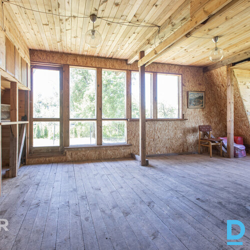 Pārdošanā saulaina divstāvu vasarnīca ar iekoptu zemes gabalu.Mājas pamats no le