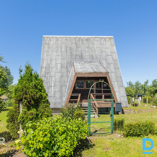 Pārdošanā saulaina divstāvu vasarnīca ar iekoptu zemes gabalu.Mājas pamats no le