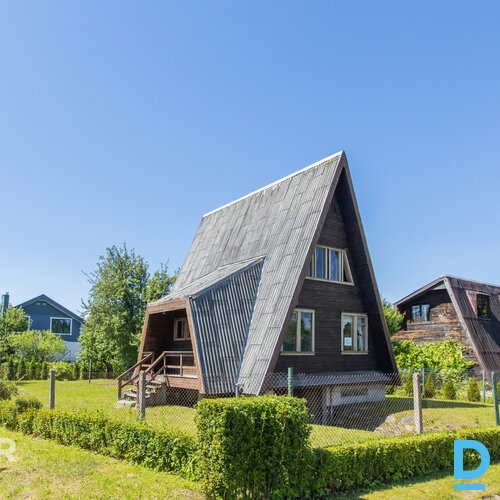 Pārdošanā saulaina divstāvu vasarnīca ar iekoptu zemes gabalu.Mājas pamats no le