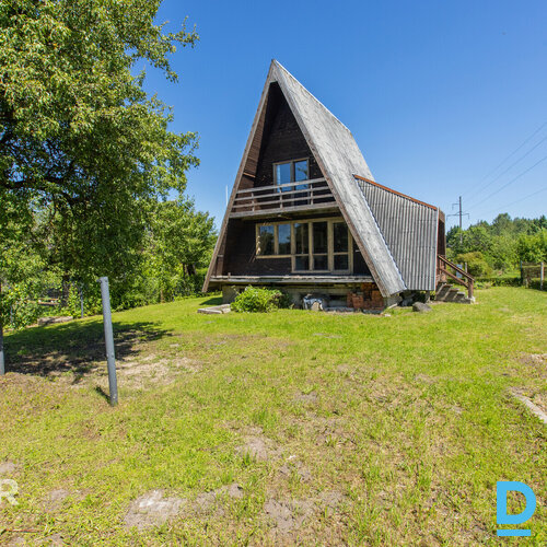 Pārdošanā saulaina divstāvu vasarnīca ar iekoptu zemes gabalu.Mājas pamats no le