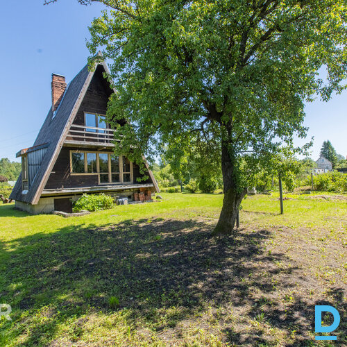 Pārdošanā saulaina divstāvu vasarnīca ar iekoptu zemes gabalu.Mājas pamats no le