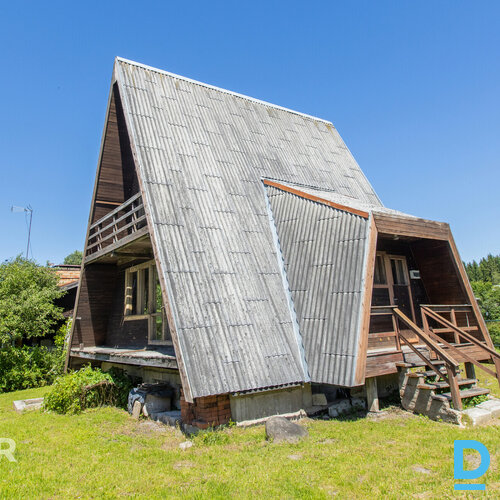 Pārdošanā saulaina divstāvu vasarnīca ar iekoptu zemes gabalu.Mājas pamats no le