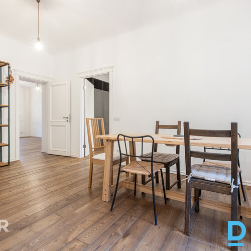 Uz īri pieejams plašs 3 istabu dzīvoklis pirmskara laika ēkā Rīgas centrāDzīvokl