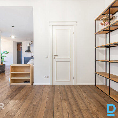 Uz īri pieejams plašs 3 istabu dzīvoklis pirmskara laika ēkā Rīgas centrāDzīvokl