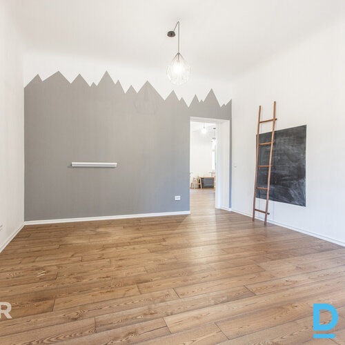 Uz īri pieejams plašs 3 istabu dzīvoklis pirmskara laika ēkā Rīgas centrāDzīvokl