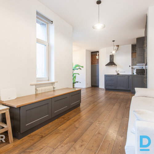 Uz īri pieejams plašs 3 istabu dzīvoklis pirmskara laika ēkā Rīgas centrāDzīvokl