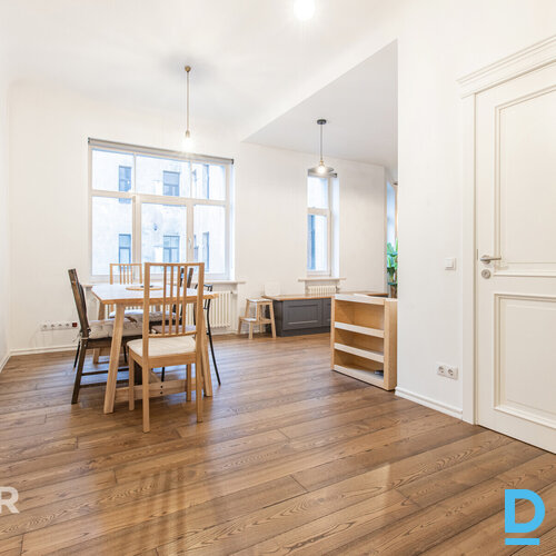 Uz īri pieejams plašs 3 istabu dzīvoklis pirmskara laika ēkā Rīgas centrāDzīvokl