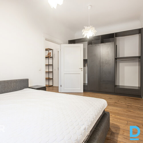 Uz īri pieejams plašs 3 istabu dzīvoklis pirmskara laika ēkā Rīgas centrāDzīvokl