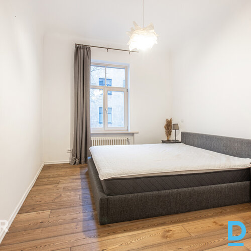 Uz īri pieejams plašs 3 istabu dzīvoklis pirmskara laika ēkā Rīgas centrāDzīvokl