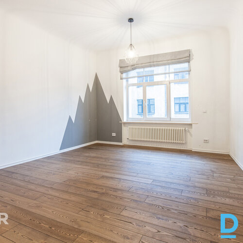 Uz īri pieejams plašs 3 istabu dzīvoklis pirmskara laika ēkā Rīgas centrāDzīvokl