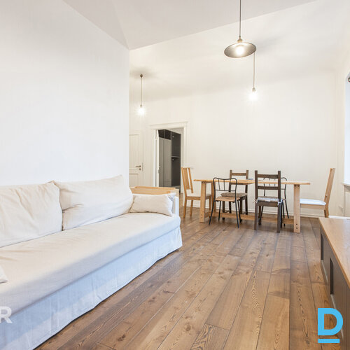 Uz īri pieejams plašs 3 istabu dzīvoklis pirmskara laika ēkā Rīgas centrāDzīvokl