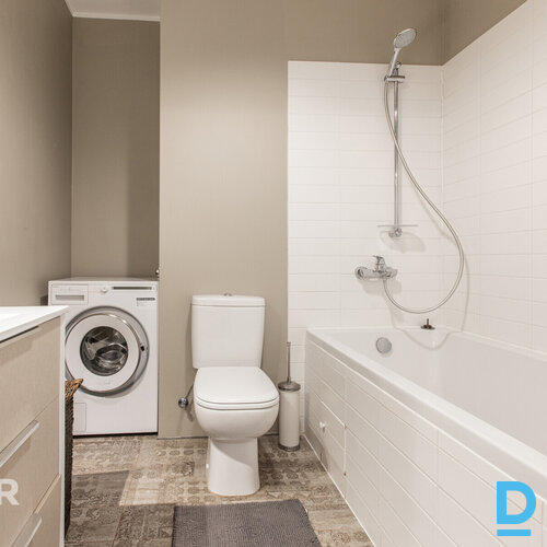 Uz īri pieejams plašs 3 istabu dzīvoklis pirmskara laika ēkā Rīgas centrāDzīvokl