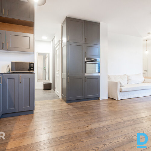 Uz īri pieejams plašs 3 istabu dzīvoklis pirmskara laika ēkā Rīgas centrāDzīvokl