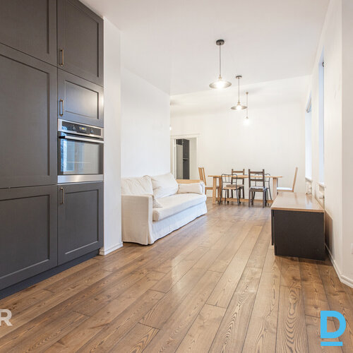 Uz īri pieejams plašs 3 istabu dzīvoklis pirmskara laika ēkā Rīgas centrāDzīvokl