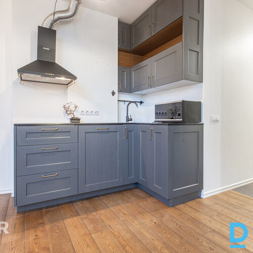 Uz īri pieejams plašs 3 istabu dzīvoklis pirmskara laika ēkā Rīgas centrāDzīvokl