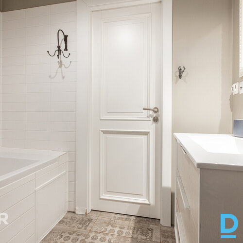 Uz īri pieejams plašs 3 istabu dzīvoklis pirmskara laika ēkā Rīgas centrāDzīvokl