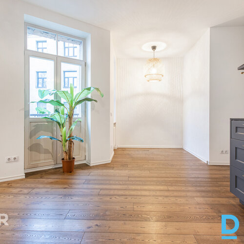 Uz īri pieejams plašs 3 istabu dzīvoklis pirmskara laika ēkā Rīgas centrāDzīvokl