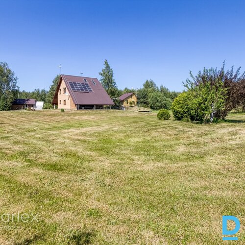 Pārdošanā lauku māja ar vīnogu biznesu.