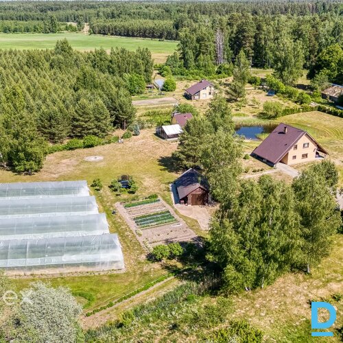 Pārdošanā lauku māja ar vīnogu biznesu.