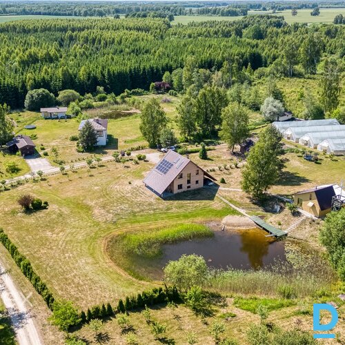 Pārdošanā lauku māja ar vīnogu biznesu.