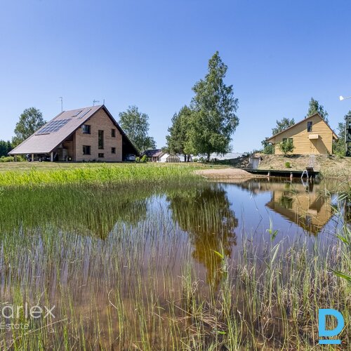 Pārdošanā lauku māja ar vīnogu biznesu.