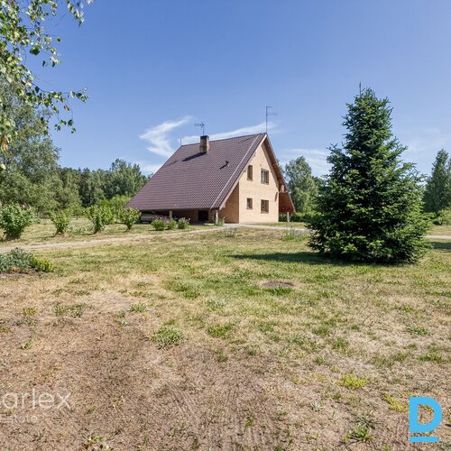 Pārdošanā lauku māja ar vīnogu biznesu.