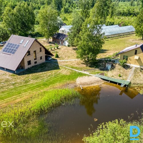Pārdošanā lauku māja ar vīnogu biznesu.