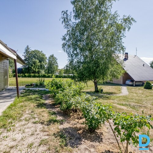 Pārdošanā lauku māja ar vīnogu biznesu.