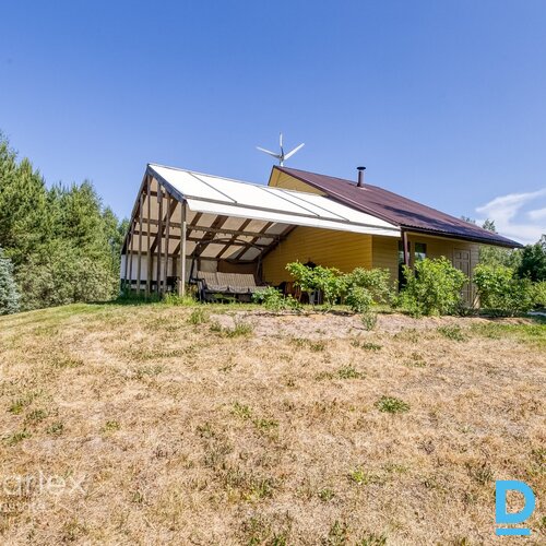 Pārdošanā lauku māja ar vīnogu biznesu.