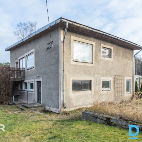 Pārdošanā divstāvu privātmāja ar 1200 m² zemes gabalu pie Lielā Baltezera.Māja c