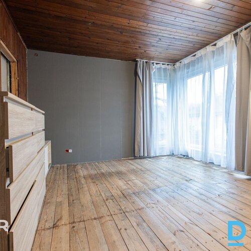 Pārdošanā divstāvu privātmāja ar 1200 m² zemes gabalu pie Lielā Baltezera.Māja c