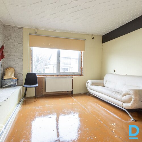 Pārdošanā divstāvu privātmāja ar 1200 m² zemes gabalu pie Lielā Baltezera.Māja c