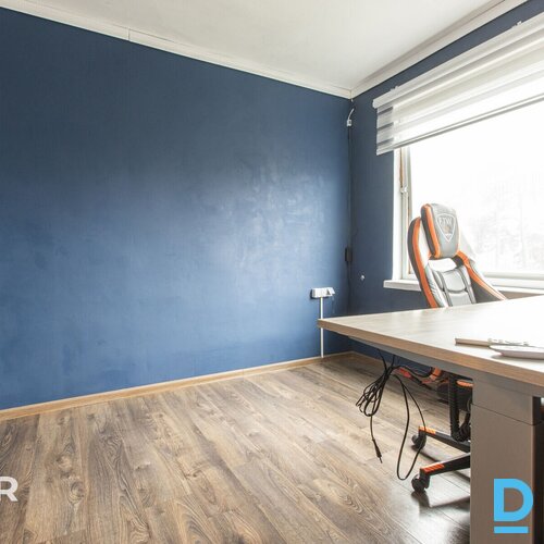 Pārdošanā divstāvu privātmāja ar 1200 m² zemes gabalu pie Lielā Baltezera.Māja c