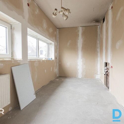 Pārdošanā divstāvu privātmāja ar 1200 m² zemes gabalu pie Lielā Baltezera.Māja c