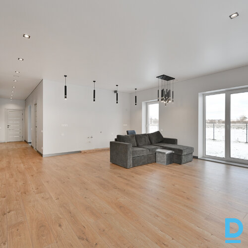 Pārdod māju Mazā rožu iela 8