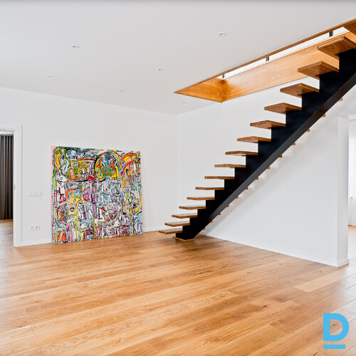 Pārdod māju Lakstīgalu iela 2