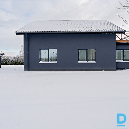 Pārdod māju Lakstīgalu iela 2