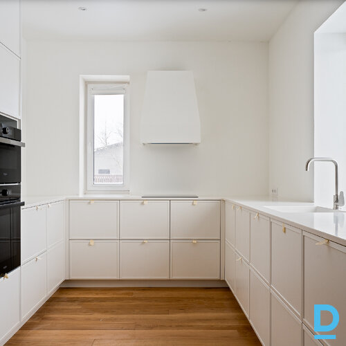 Pārdod māju Lakstīgalu iela 2