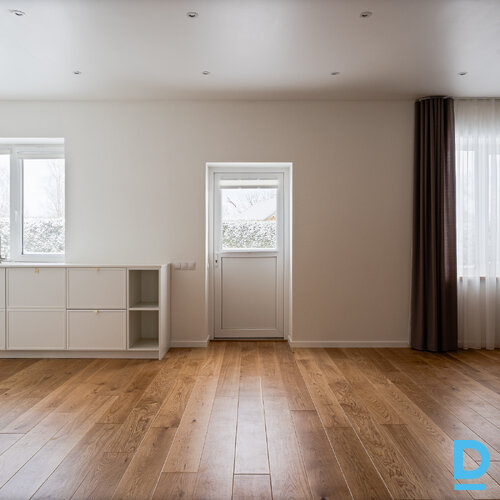 Pārdod māju Lakstīgalu iela 2