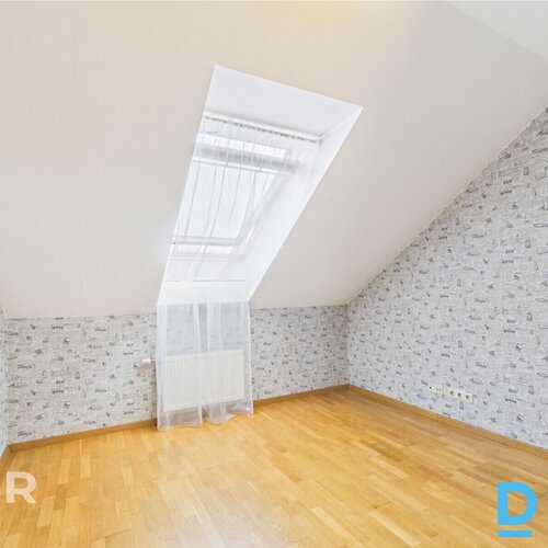 Īrei pieejams plašs, mājīgs 3 istabu mansarda dzīvoklis jaunajā projektā.Dzīvokļ