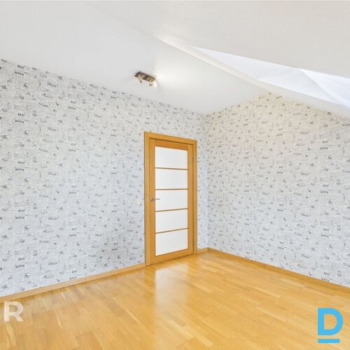 Īrei pieejams plašs, mājīgs 3 istabu mansarda dzīvoklis jaunajā projektā.Dzīvokļ