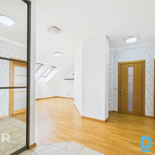 Īrei pieejams plašs, mājīgs 3 istabu mansarda dzīvoklis jaunajā projektā.Dzīvokļ