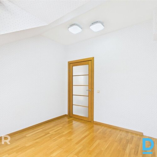 Īrei pieejams plašs, mājīgs 3 istabu mansarda dzīvoklis jaunajā projektā.Dzīvokļ